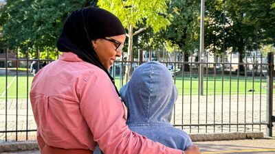 Bilde av Samira Abdi Muuse og et barn.