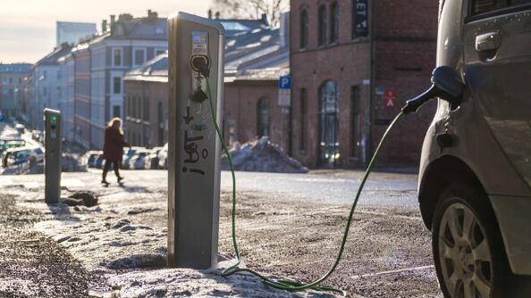 Elbil som lader på kommunal ladestolpe.