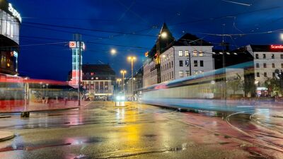 Buss og trikk på Jernbanetorget sent på kvelden