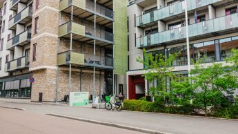 Bilde av offentlig bygg med verandaer