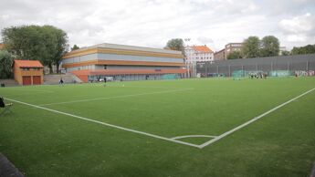 Dælenenga flerbrukshall med fotballbane i forgrunnen