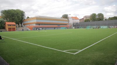 Dælenenga flerbrukshall med fotballbane i forgrunnen