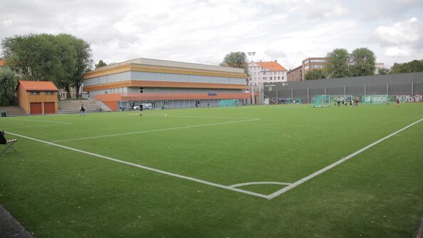Dælenenga flerbrukshall med fotballbane i forgrunnen