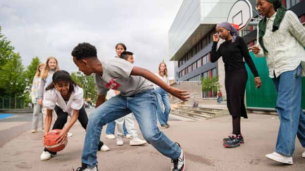 Barn som spiller basketball i Osloskolen