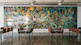 Detalj fra Kosmos (1979) av John Norhuus på Blindern videregående skole. Plastmosaikk epoksy i honeycomb mural.