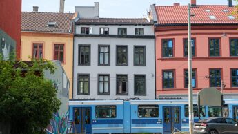 Bygårder og trikk på Grünerløkka.