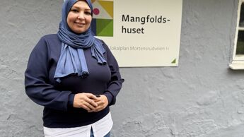 Bildet viser Iman Sayyah foran Mangfoldshuset på Mortensrud.