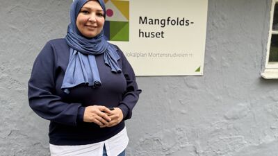 Bildet viser Iman Sayyah foran Mangfoldshuset på Mortensrud.