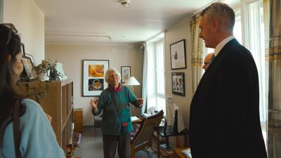 Joyce viser frem leiligheten sin til herrene fra Irland