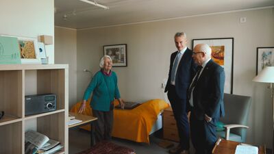 Joyce viser frem og prater entusiastisk med de to herrene fra Irland