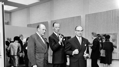 Kong Olav V, kunstsamlingens direktør Johan H. Langaard og ordfører Rolf Stranger ved åpningen av Munchmuseet på Tøyen i 1963.