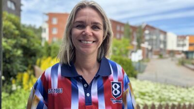 smilende kvinne