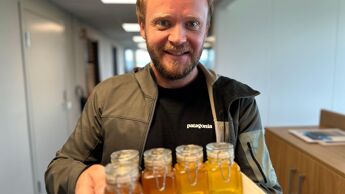 Karl Sigurd Horntvedt viser stolt frem honning fra Homansbien