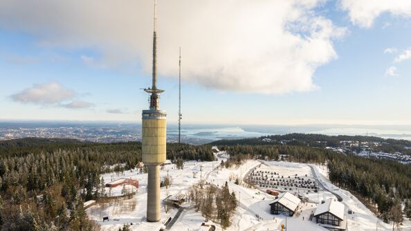 Tryvannstårnet sett utenfra med Oslo i bakgrunnen