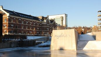 Akerselva og Nydalsveien 21 i vinterdrakt.