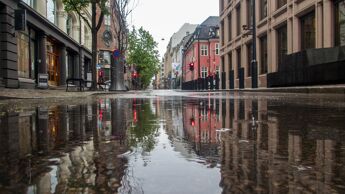 Gate i Oslo fylt av regnvann