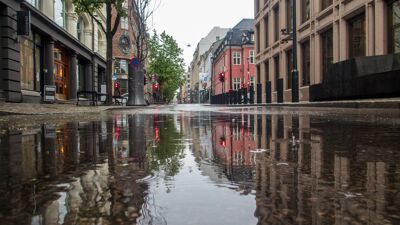 Gate i Oslo fylt av regnvann