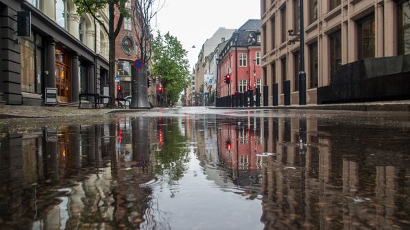 Gate i Oslo fylt av regnvann