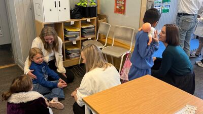 byråden snakker med skoleelever på Grorud skole