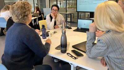 Ansatte rundt et bord som diskuterer