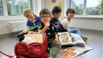 Førsteklassingene på Haugenstua skole er godt kjent med den røde ryggsekken fra barnehagen.