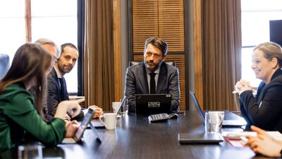 Byrådsleder Eirik Lae Solberg sitter ved enden av bordet i byrådslederens møterom, og leder et møte med byrådene.