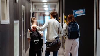 Elever i en gang på en skole