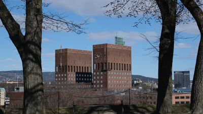 Rådhuset sett fra Akershus en vårdag