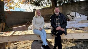 To personer på en byggeplass.