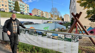 En mann står utenfor et gjerde.