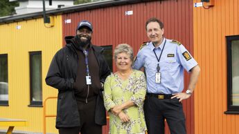 Bildet viser utekontakt Teddy, innsatskoordinator Linda og politioverbetjent Hans Magnus jobber sammen på Mortensrud.