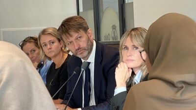 Personer som snakker med hverandre i et møte.