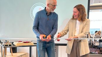 Tore M. Andresen og Solveig Tesdal markerer åpningen med å klippe snor