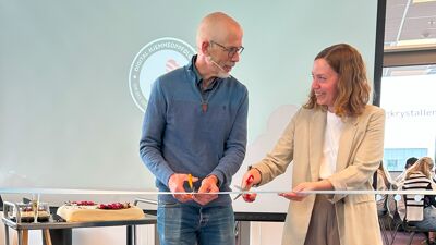 Tore M. Andresen og Solveig Tesdal markerer åpningen med å klippe snor