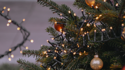 Nærbilde av pyntet juletre