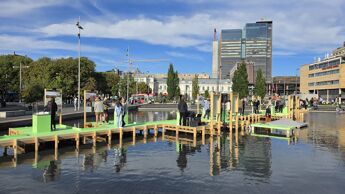 Utstilling av de nominerte til  Oslo bys arkitekturpris foran Deichman Bjørvika.