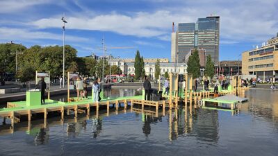 Utstilling av de nominerte til  Oslo bys arkitekturpris foran Deichman Bjørvika.