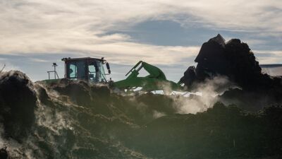 Gravemaskin i jordhaug