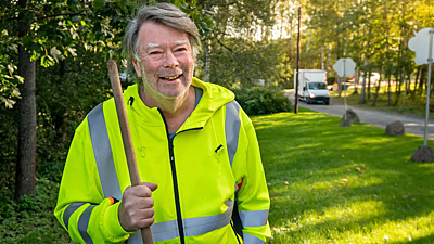 Smilende mann i gul jakke
