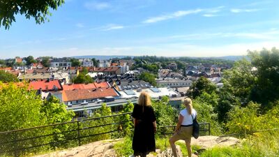 Utsikt fra Blåsen over hustak i bydelen.