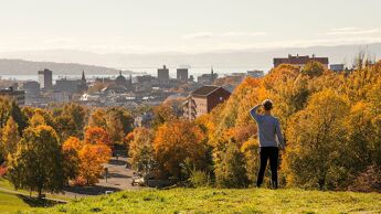 Mann ser utover byen en høstdag