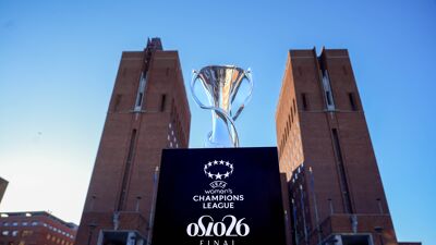 Champions League trofeet avbildet foran Rådhuset i Oslo.