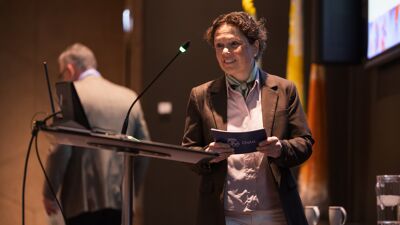 Anders Berg og Elizabeth Hernholm presenterer