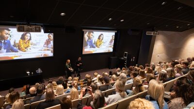 Fullsatt auditorium i Oslo Rådhus.
