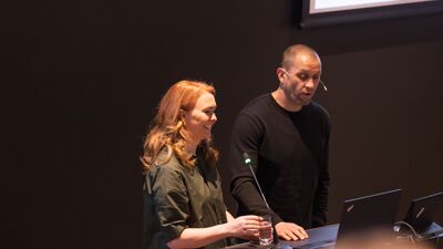 Professor Veslemøy Rydland og førsteamanuensis Ratib Lekhal presenterer forskningsfunn.