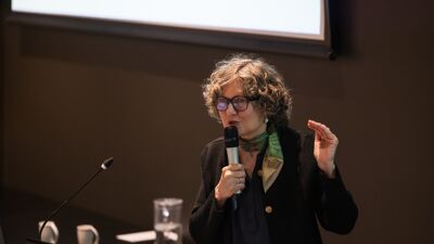 Programleder Kristin Morken oppsummerer fra podiet