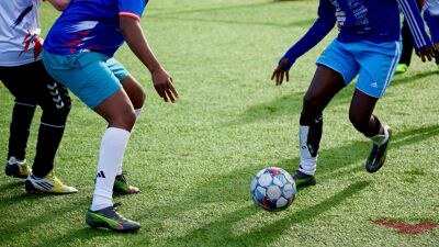 To fotballspillere som sparker ball