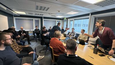 Full møterom med mange FabricFriday-deltakere