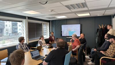 Deltakerne presenterer det de har jobbet med til de andre