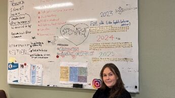 En kvinne som smiler.